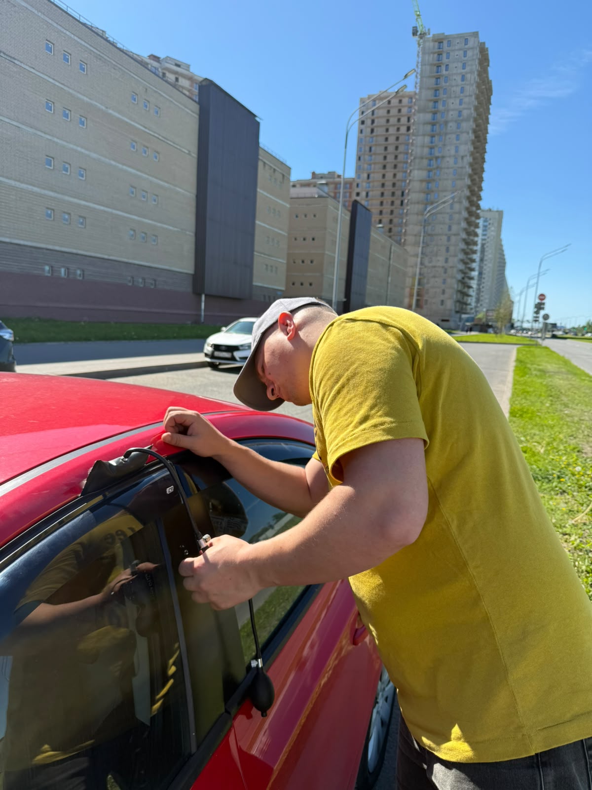 Аварийное вскрытие автомобиля мастером в Металлострой